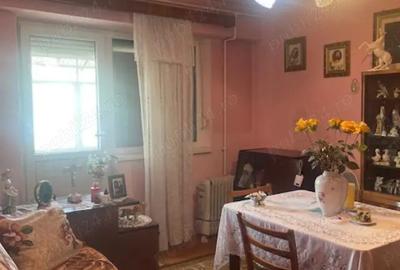 Vand apartament , 2 camere , semidecomandat , etaj 4 , str. Castanilor nr.5 C, Micro 1 - 6