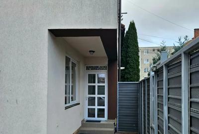 Apartament cu 3 camere decomandat în Tractorul - 1