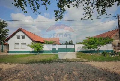 Casă cu 5 camere cu Teren 894 Mp în Tăut - 1