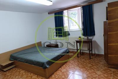 Garsonieră decomandată, mobilată în Calea Poplăcii