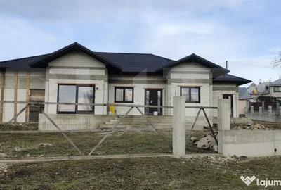 Casă cu 4 camere cu Teren 1300 Mp în Central - 2