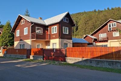 Casă individuală cu 4 camere cu Teren 300 Mp în Bușteni - 1