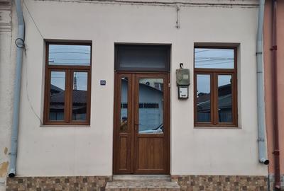 Casă individuală cu 3 camere cu Canalizare în Central - 1