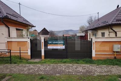 Proprietate cu 2 case in centrul localitatii Ogra