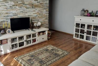 Apartament cu 3 camere semidecomandat în Craiovița Nouă - 1