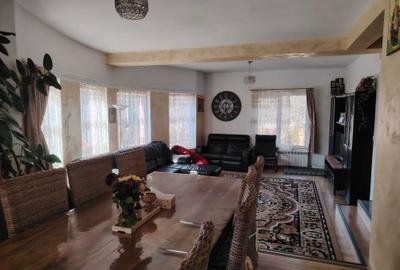 Casă cu 4 camere cu Teren 3125 Mp în Central - 3