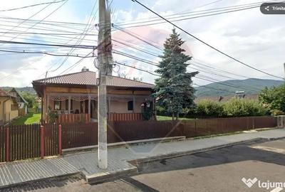 Casă cu 4 camere cu Teren 1828 Mp în Măneciu - 2