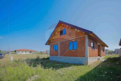 Casa de vanzare la rosu cu 5 camere, teren 537mp, in Osorhei