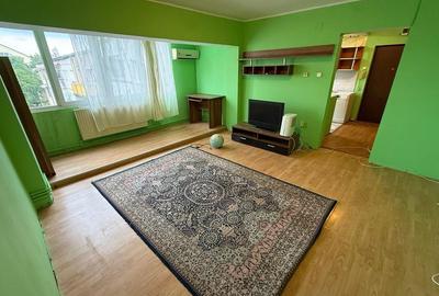 Apartament cu 3 camere semidecomandat în Micro 16