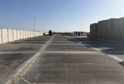 Spațiu comercial, în Titan