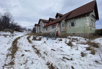 Casă cu 4 camere cu Teren 2810 Mp în Laslea