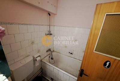 Apartament cu 4 camere semidecomandat, mobilat în Bd. Independenței - 9