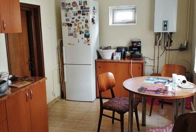 Casă cu 4 camere cu Canalizare în Km 4 - 9
