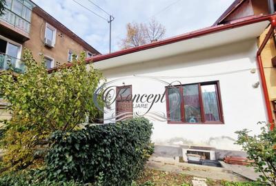 Investitie ideala: casa cu 2 unitati locative si curte, str. - 12