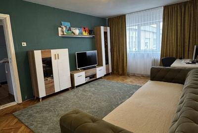 Apartament cu 3 camere decomandat în Calea București