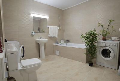 Apartament cu 4 camere decomandat în Noua