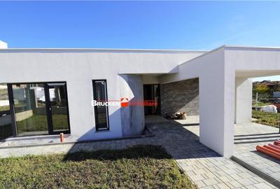 RESEDINTA CU TENDINTE CONTEMPORANE INTR-UN ANSAMBLU NOU DE V - 8