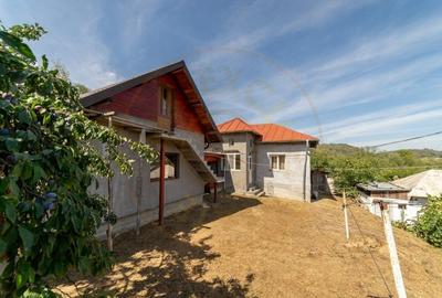 Casa  cu 4 camere in Sat Bujoi, Comuna Bogati+ Anexe + Teren 2693 mp - 2
