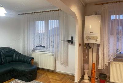 Florilor,3 camere semidecomandat, etaj 4, dormitor,2 bai, balcon, apart. mobilat si utilat,300 euro - 10