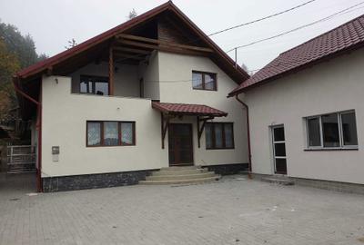 Casă cu 4 camere în Central - 3