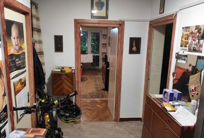 Apartament cu 3 camere semidecomandat în 7 Noiembrie - 2