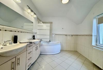 Casă cu 4 camere cu Teren 800 Mp în Grădiște
