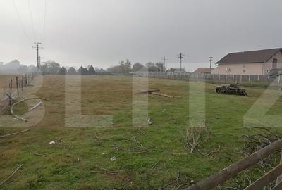 Teren intravilan 3300 mp apa, curent, posibilitate parcelare in Vurpar - 3