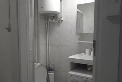 Garsoniera de vanzare , etaj 1 din 4. Mobilata ?i utilata. Baie cu WC