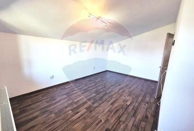 Casă cu 5 camere cu Teren 216 Mp în Vârteju - 2