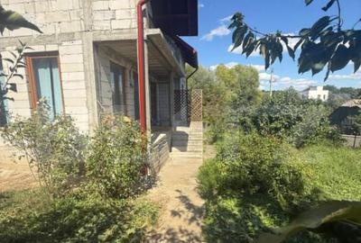 Casă cu 7 camere cu Teren 900 Mp în Central