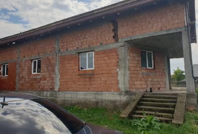 Casă cu Teren 2050 Mp în Central - 2