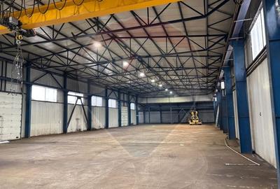 Spatiu industrial 1944mp hala,650mp birouri, platforma betonata 11000m