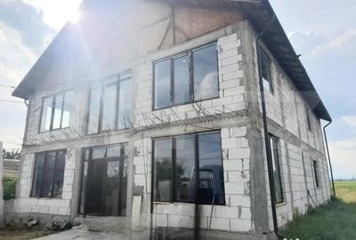 Casă cu 6 camere cu Teren 2700 Mp în Berceni - 2