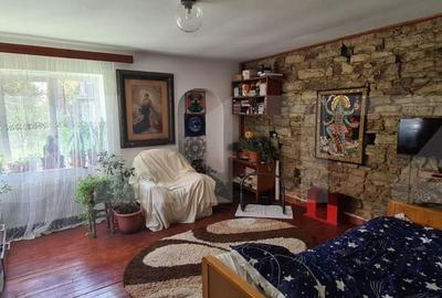 Casă cu 2 camere cu Teren 300 Mp în Central - 1