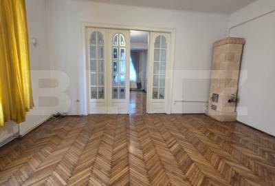 Apartament cu 4 camere semidecomandat în Central - 1
