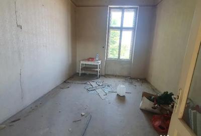 Apartament cu 5 camere semidecomandat în Central