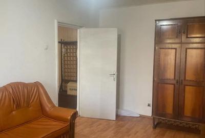 Inchiriez apartament , 2 camere , decomandat , Cotu Mic , bloc 13 , etaj 2 Inchiriez apartament , 2 camere , decomandat , Cotu Mic , bloc 13 , etaj 2 - 2