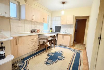 Apartament cu 3 camere semidecomandat în Traian