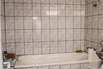 Casa cu 3 camere, garaj si 325mp teren, demolabila, cu toate utilitatile, in Mil - 18