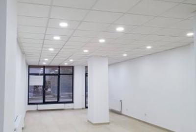 Spatiu comercial parter de inchiriat - 73 mp - 600 €/lună - Showroom Bloc DC5, Ramnicu Valcea