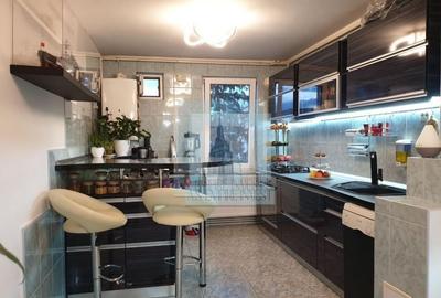 Apartament cu 4 camere decomandat, mobilat în Tractorul - 8