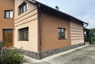Casa superba intr-o zona linistita - 4 dormitoare, 3 bai, living spatios si grad - 2