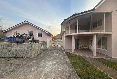 Casa de vanzare, cu 6 camere, 200 mp, zona Hotar
