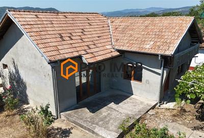 Casă cu 2 camere cu Teren 99.800003051758 Mp în Valea Nucului
