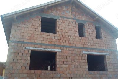 Casă cu 4 camere în Lancrăm