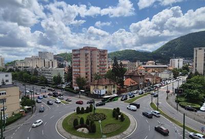 Apartament cu 3 camere decomandat, mobilat în Central