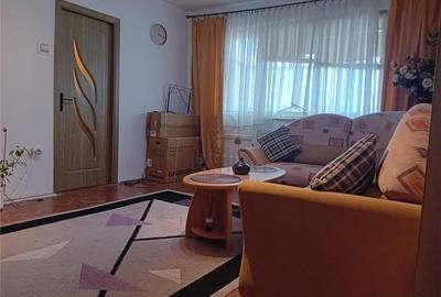 Apartament cu 3 camere semidecomandat, mobilat în Spitalul Județean