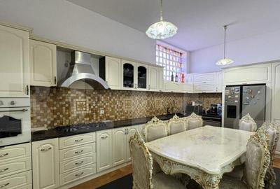 Casă cu 7 camere cu Teren 1200 Mp în Central - 10