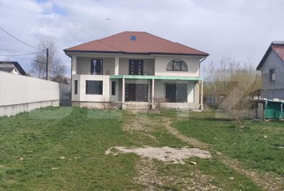 Casă cu 5 camere cu Teren 2000 Mp în Central - 2