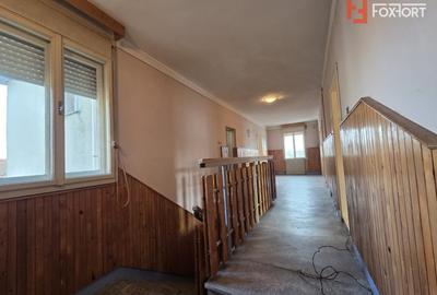 Casă individuală cu 7 camere cu Canalizare în UTA - 14